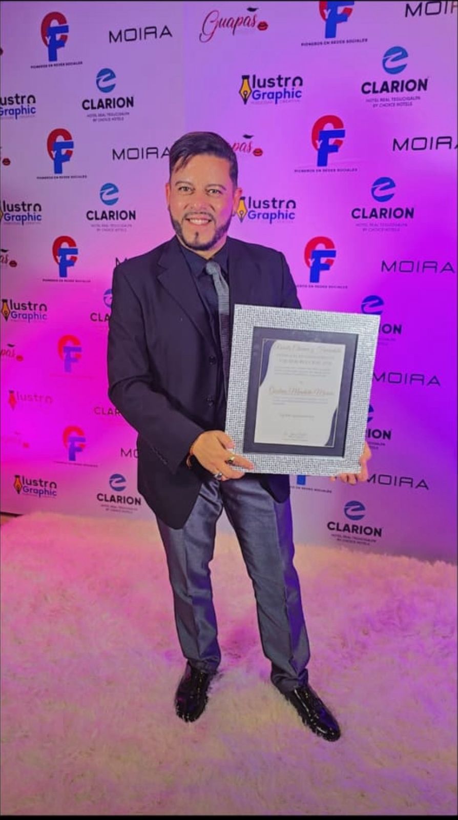 Gustavo Mendieta recibe el Premio Farah Robles 2025-2026 por su compromiso humano y periodismo con propósito