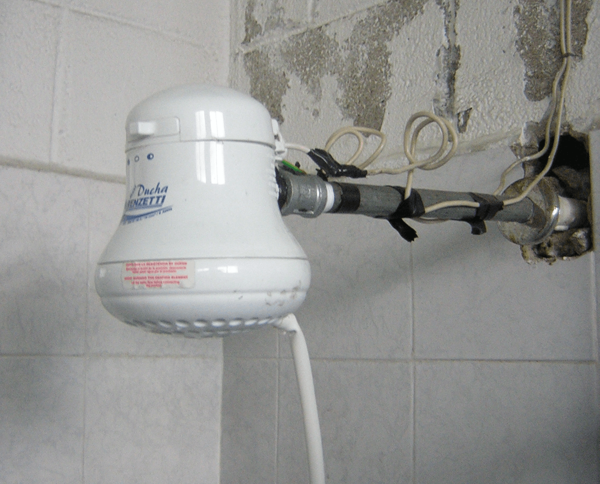 Cables pelados en bomba de agua provocan muerte de joven hondureño mientras se bañaba