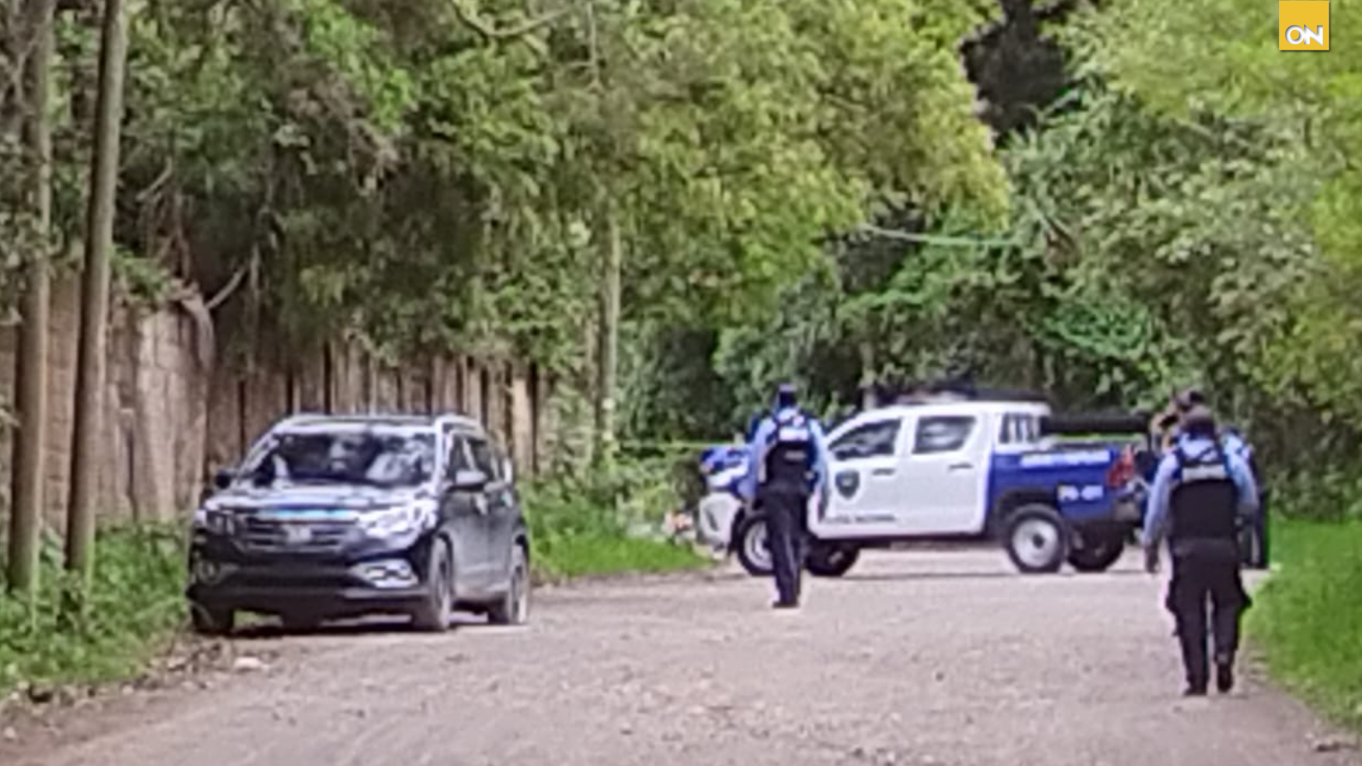 Encuentran sin vida a pareja de policías dentro de un vehículo en la aldea El Lolo