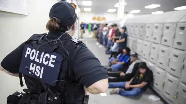 Arrestan a 680 inmigrantes en Misisipi en la mayor redada de la última década en Estados Unidos - BBC News Mundo