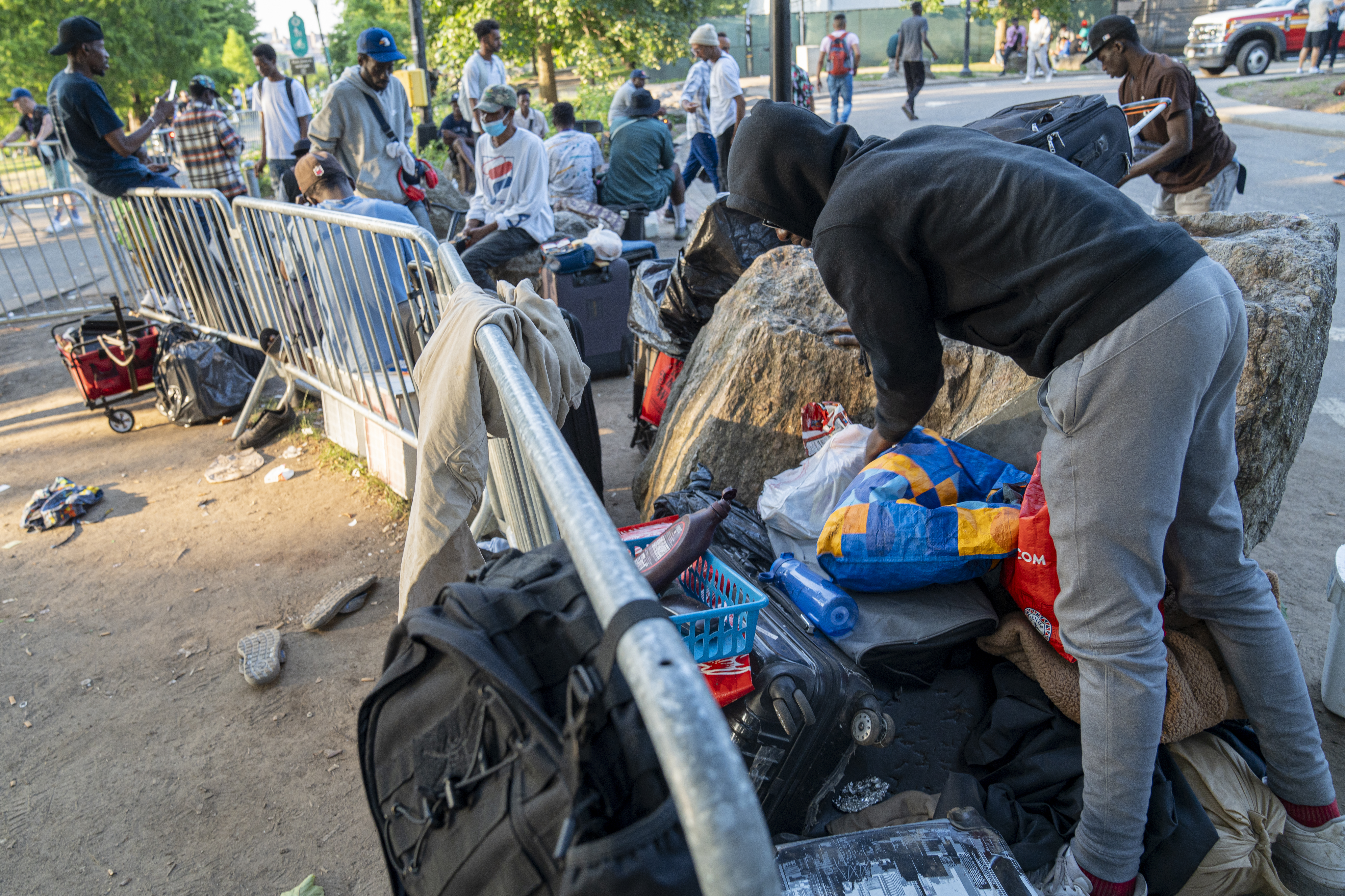 Tarjetas de débito para comprar alimentos: La iniciativa en Nueva York para ayudar a migrantes