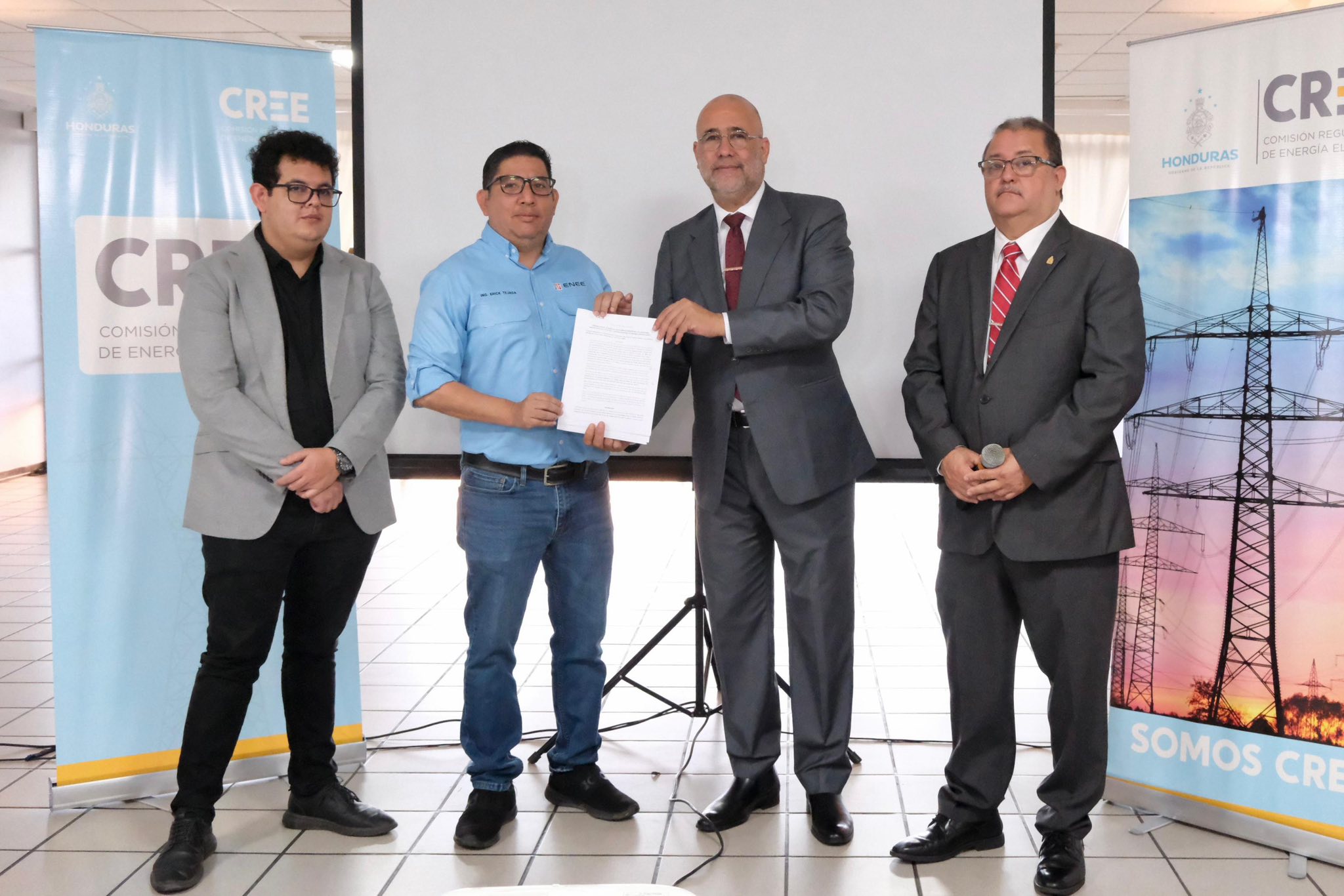 CREE entregó a la Empresa Nacional de Energía Eléctrica (ENEE) resolución de aprobación Bases de Licitación 1500 MW
