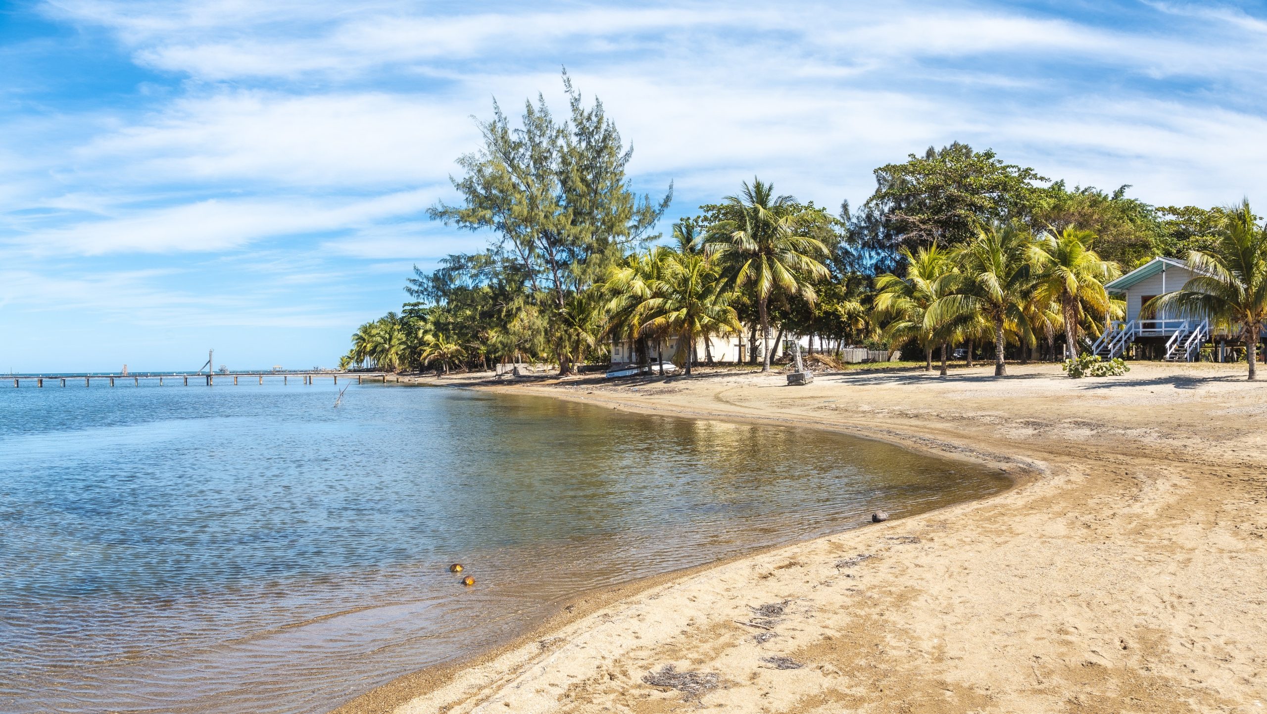 Extranjeros son captados teniendo relaciones en playa de Roatan