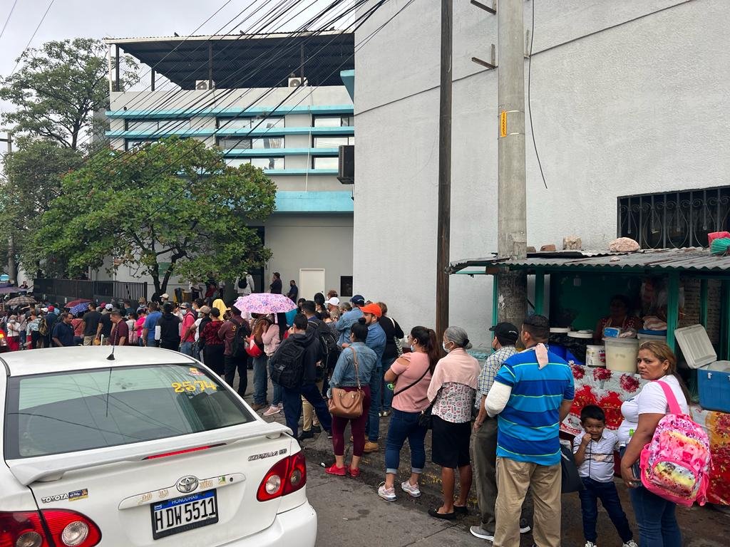 Abarrotados amanecen este lunes el IHSS, Mario Mendoza y Alonso Suazo por pacientes en busca de atención médica | Confidencial HN