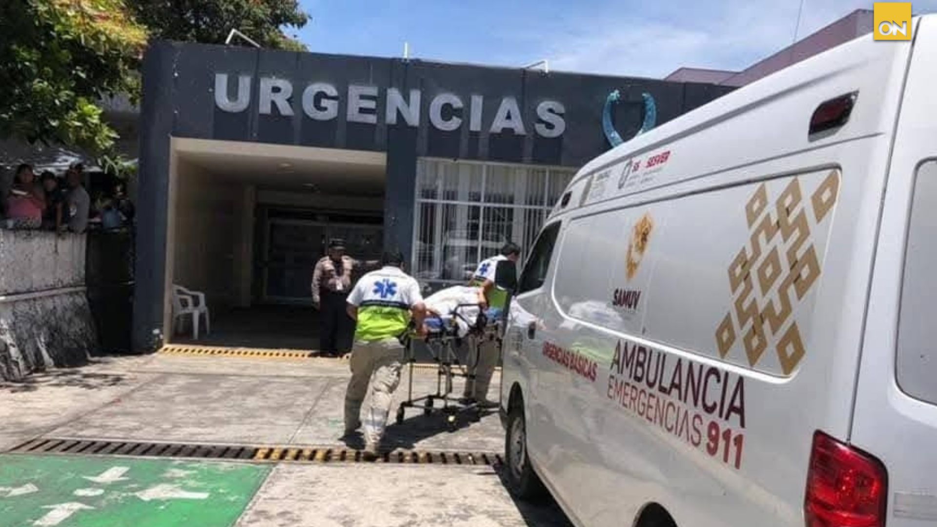 joven desmayada autocomplacerse