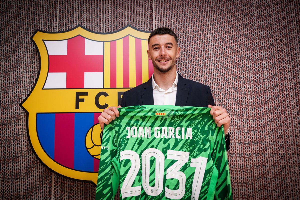 Joan Garcia firma su contrato con el Barça