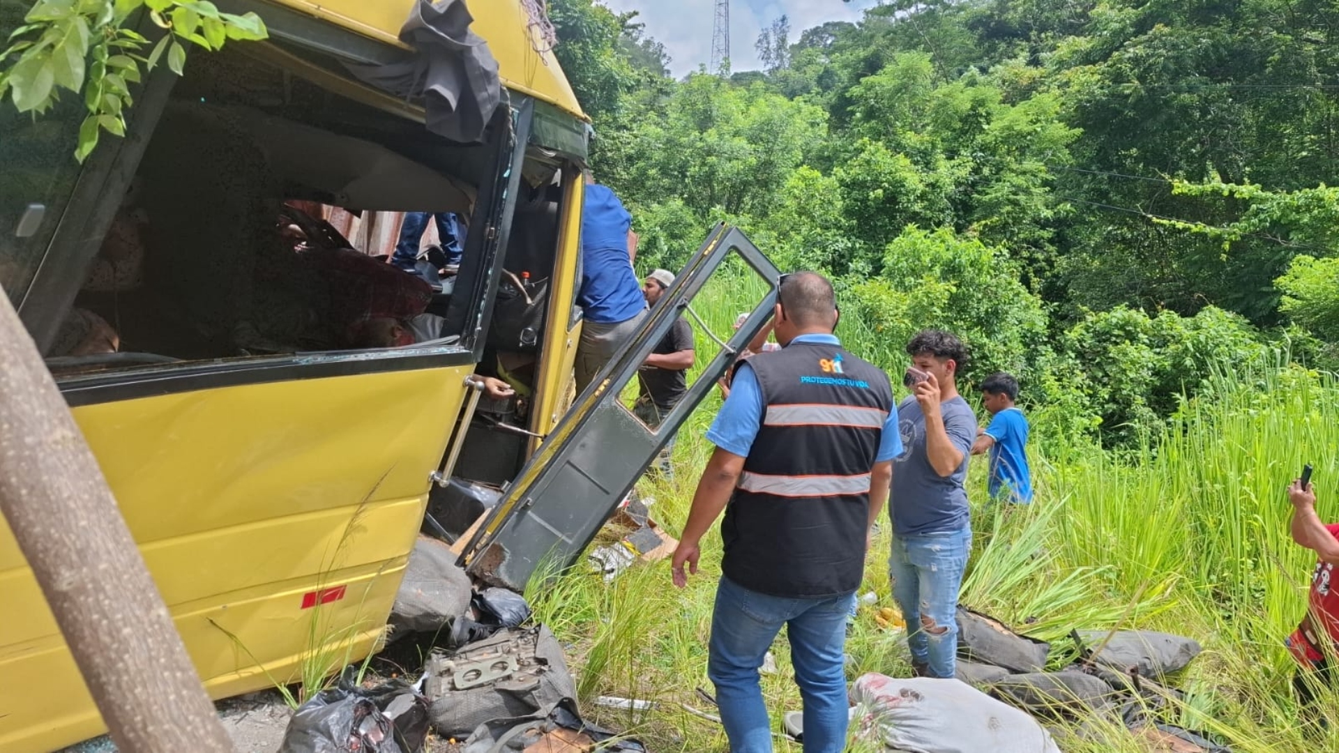 Trasciende que cuatro personas habrían muerto y 10 resultaron heridas en accidente en la cuesta Los
