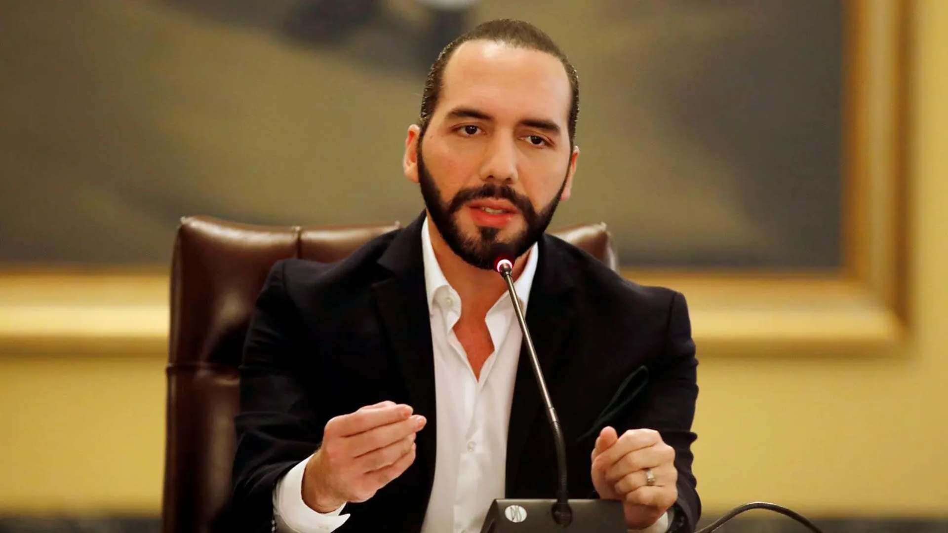 Nayib Bukele arremete contra desfile de moda en París