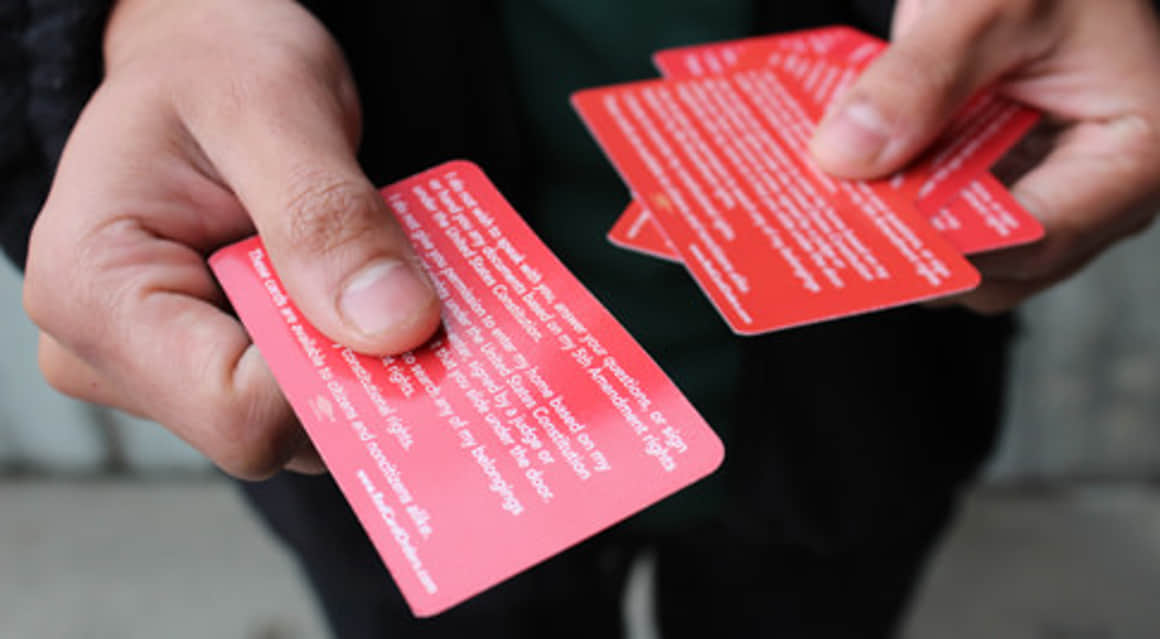 Tarjeta roja: la defensa legal de migrantes ante operativos de ICE - Noticias en USA