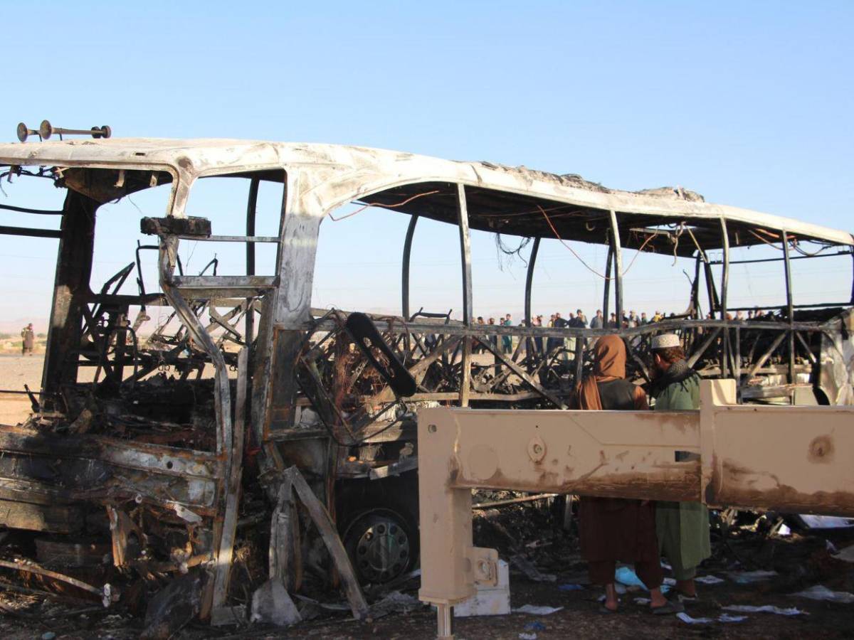 Al menos 76 muertos deja incendio de bus con deportados en Afganistán