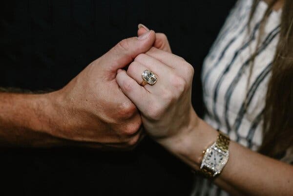 El anillo de compromiso de Taylor Swift marca un retorno a la elegancia 'vintage' - The New York Times