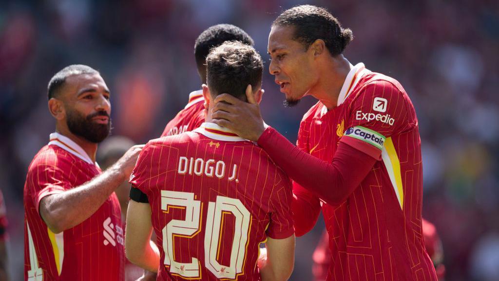 Diogo Jota: Virgil van Dijk pays tribute to 'unbelievable family man' - BBC Sport