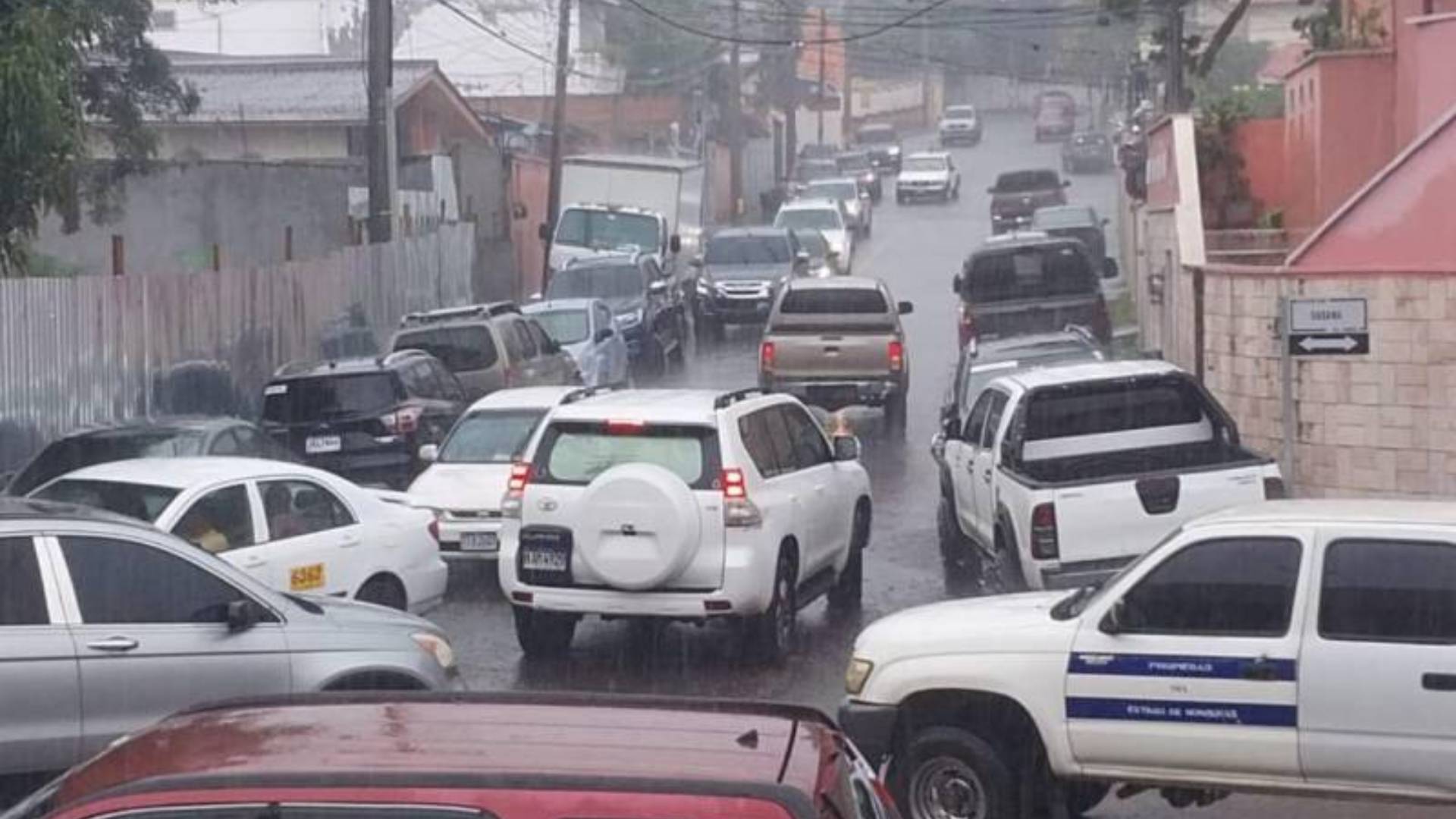 Fuerte lluvia en Tegucigalpa provoca tráfico en varios puntos de la capital