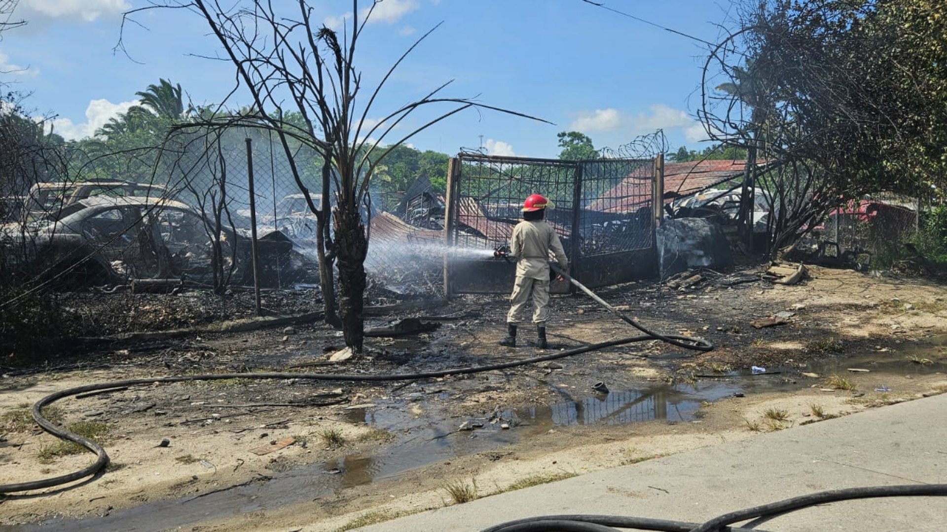 GALERÍA | Incendio arrasa yonker en Choloma y provoca millonarias pérdidas