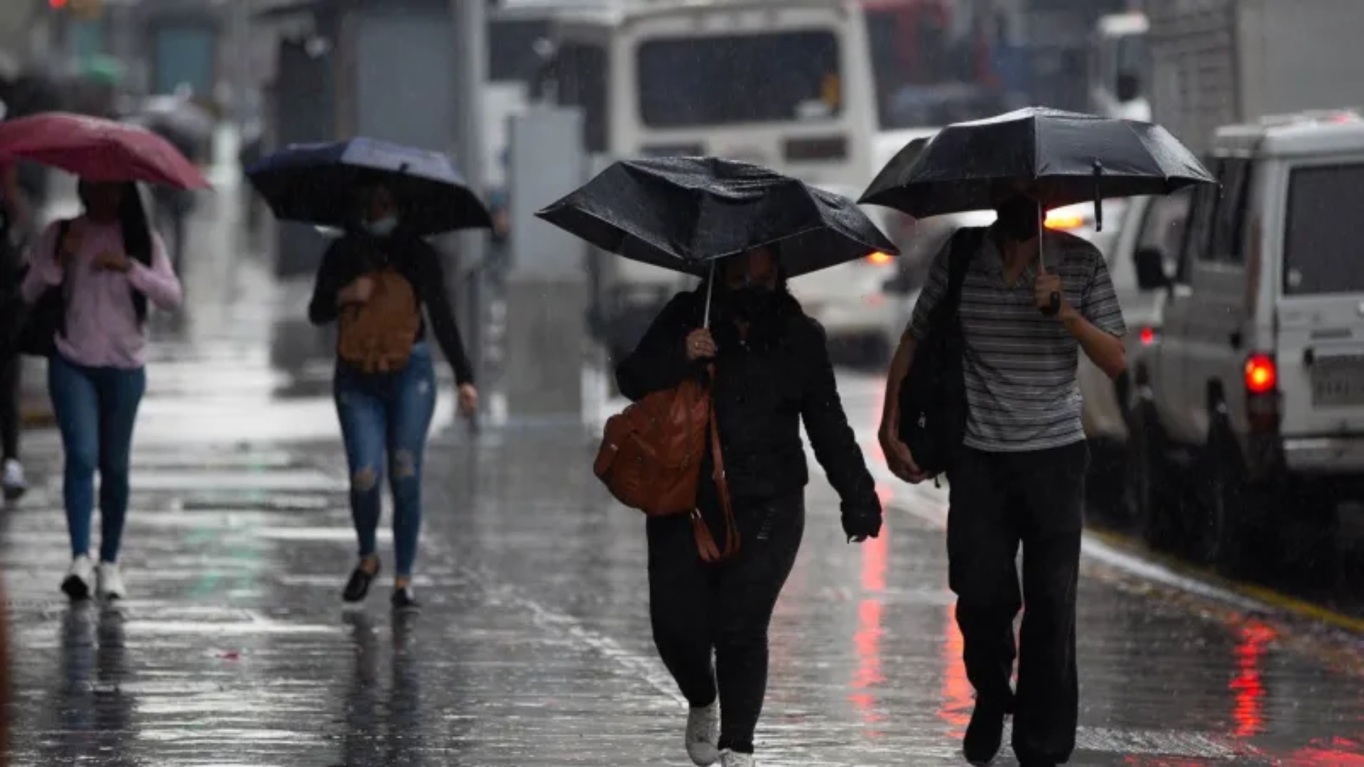 ¿Por influencia de Erin? Vaguada dejará fuertes lluvias en Honduras este martes: ¿qué regiones estarán en riesgo?
