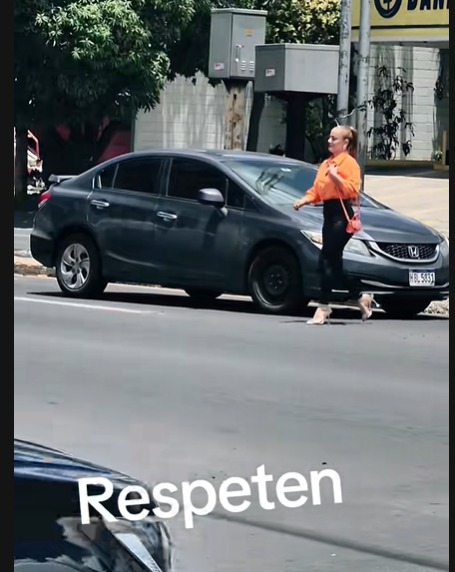 Hondureña se viraliza en TikTok tras cruzar bulevar de Tegucigalpa con estilo único