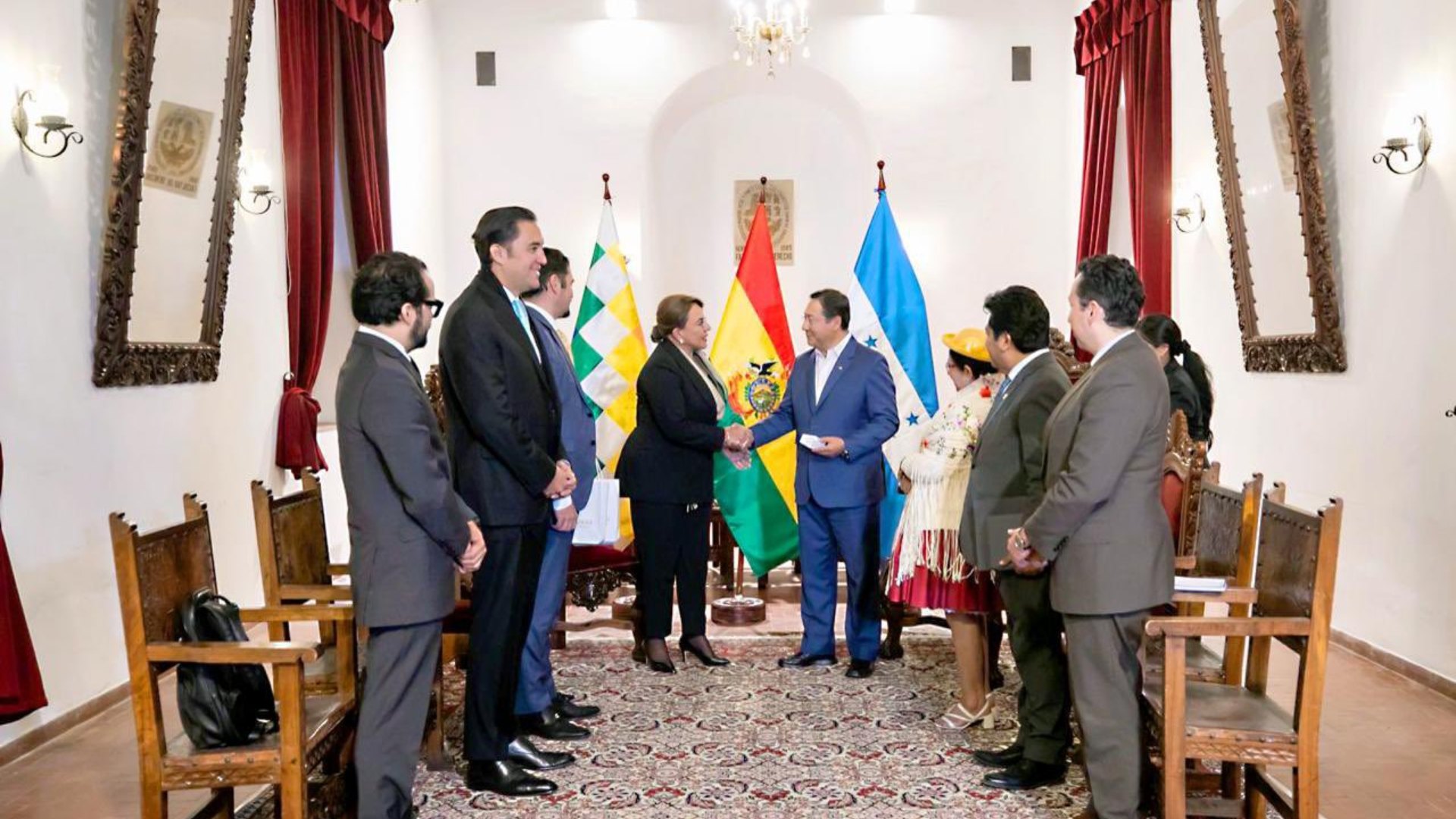 Xiomara Castro obsequia el libro “El golpe 28J” al mandatario de Bolivia durante su visita oficial