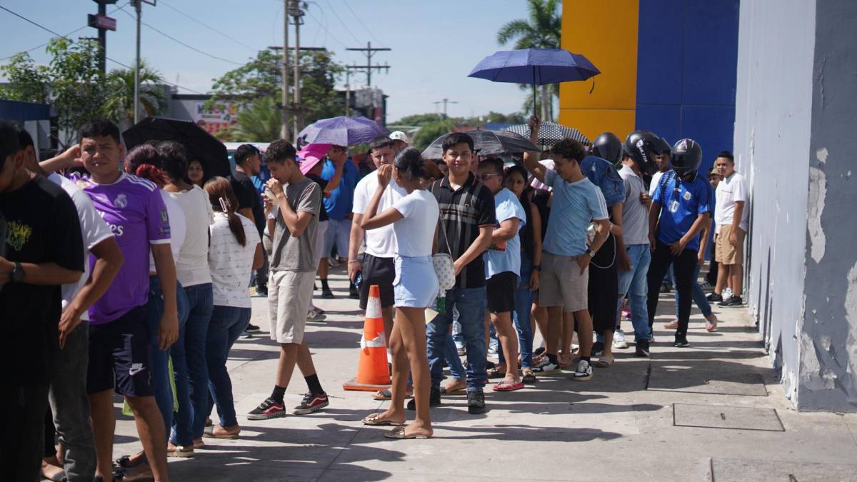 Sampedranos hacen largas filas para boletos del juego de tiktokers Honduras vs El Salvador