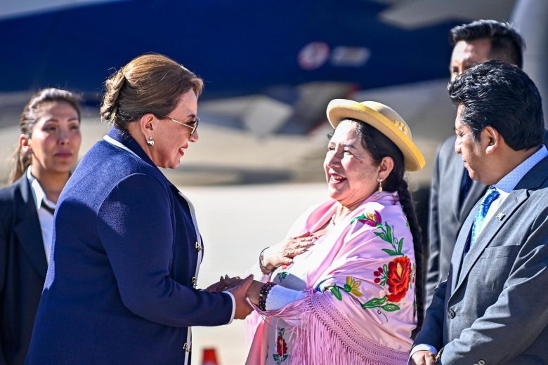 Presidenta de Honduras llega a Bolivia en el inicio de los festejos por el Bicentenario | Qué Pasa