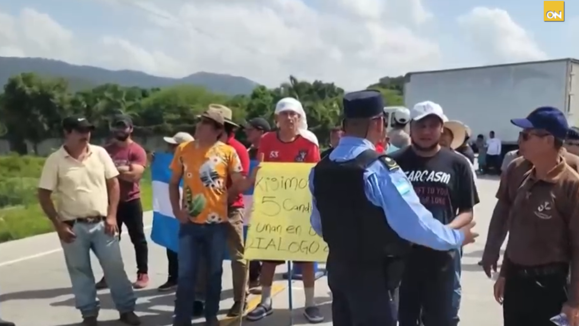 Seguidores del padre Leopoldo bloquean carretera en Santa Bárbara por más de seis horas