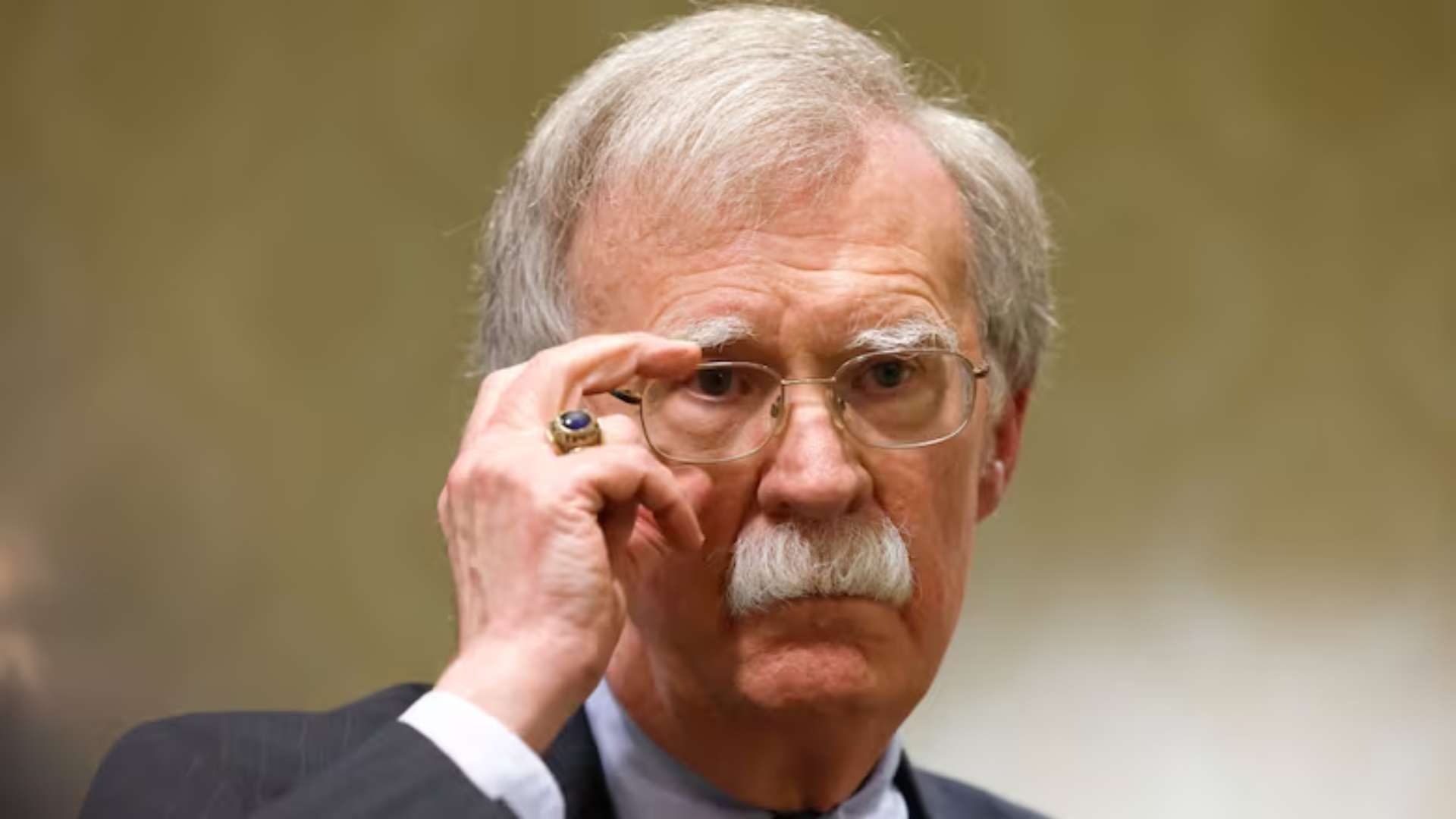 Allanamiento del FBI pone al exasesor de Trump John Bolton bajo la lupa