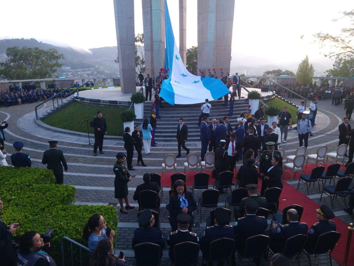 Las imágenes que dejó la ceremonia de izado de la Bandera Nacional en el Juana Laínez