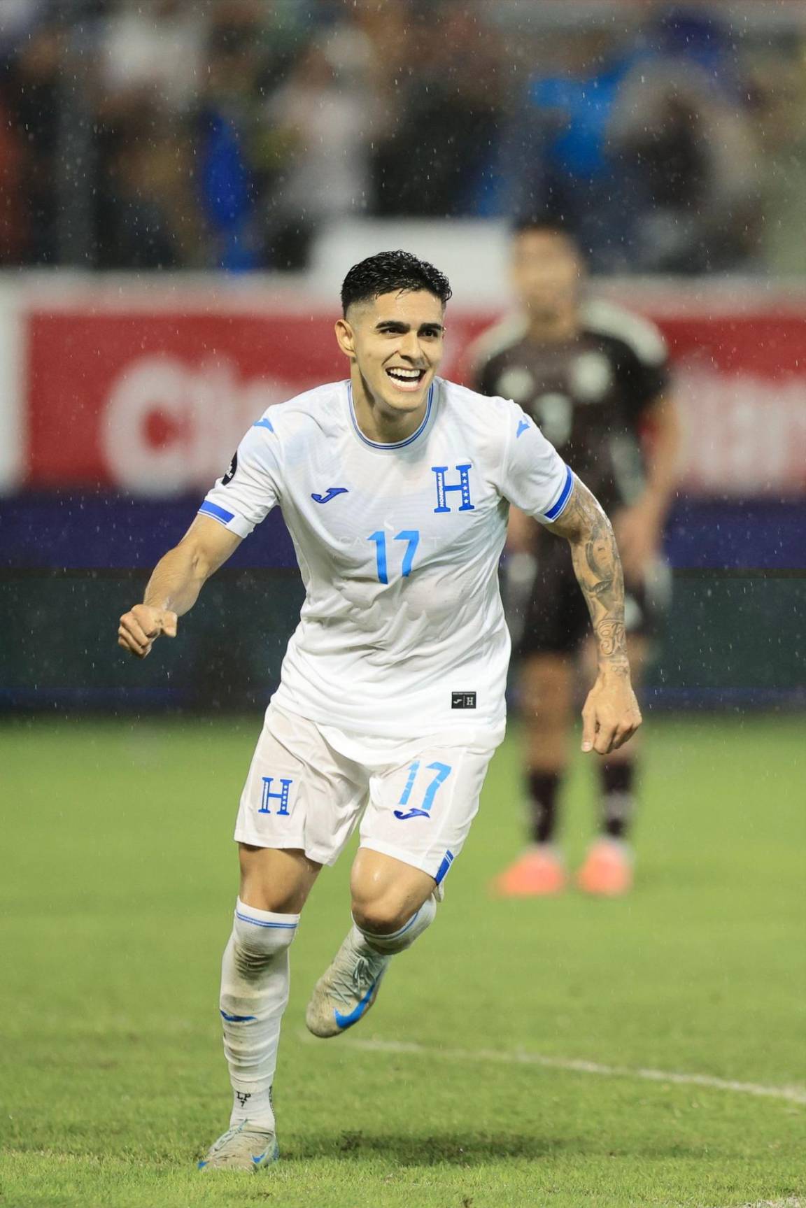 Luis Palma brilla en Polonia con Lech Poznán y firma gol y asistencia