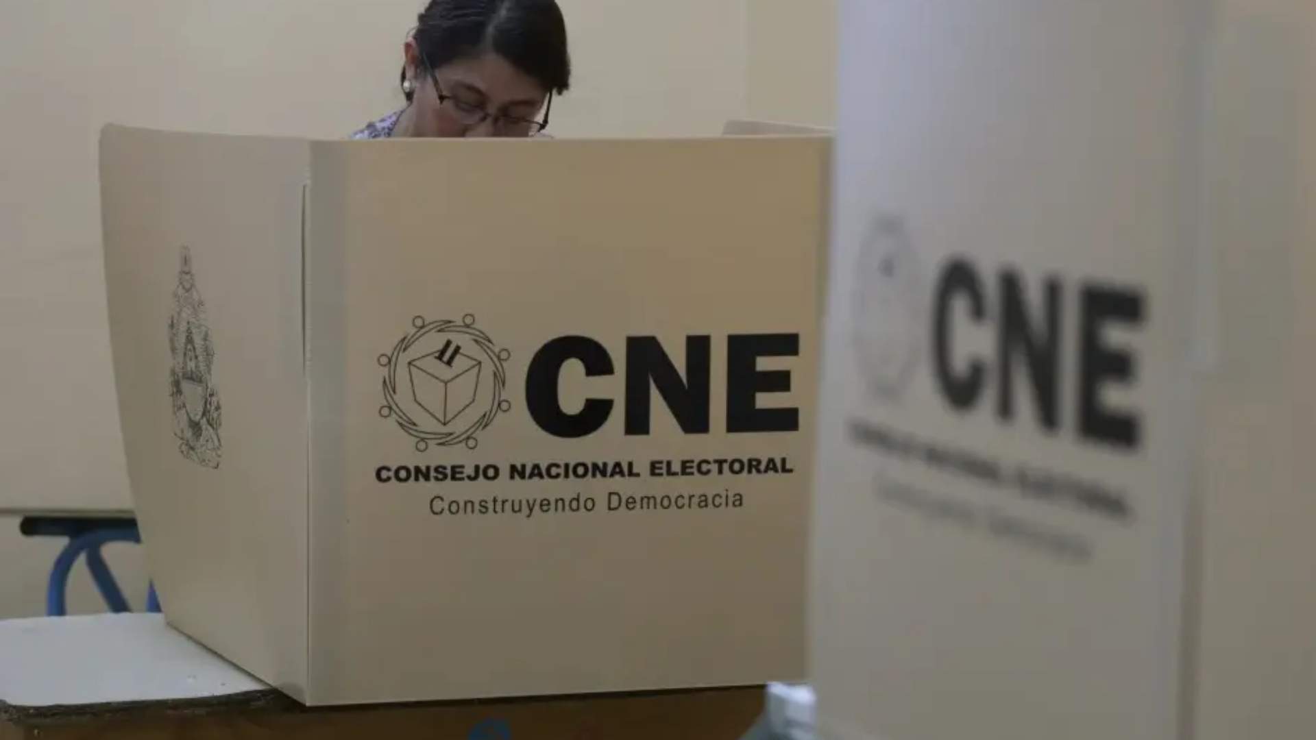 CNE apertura la licitación de manuales electorales