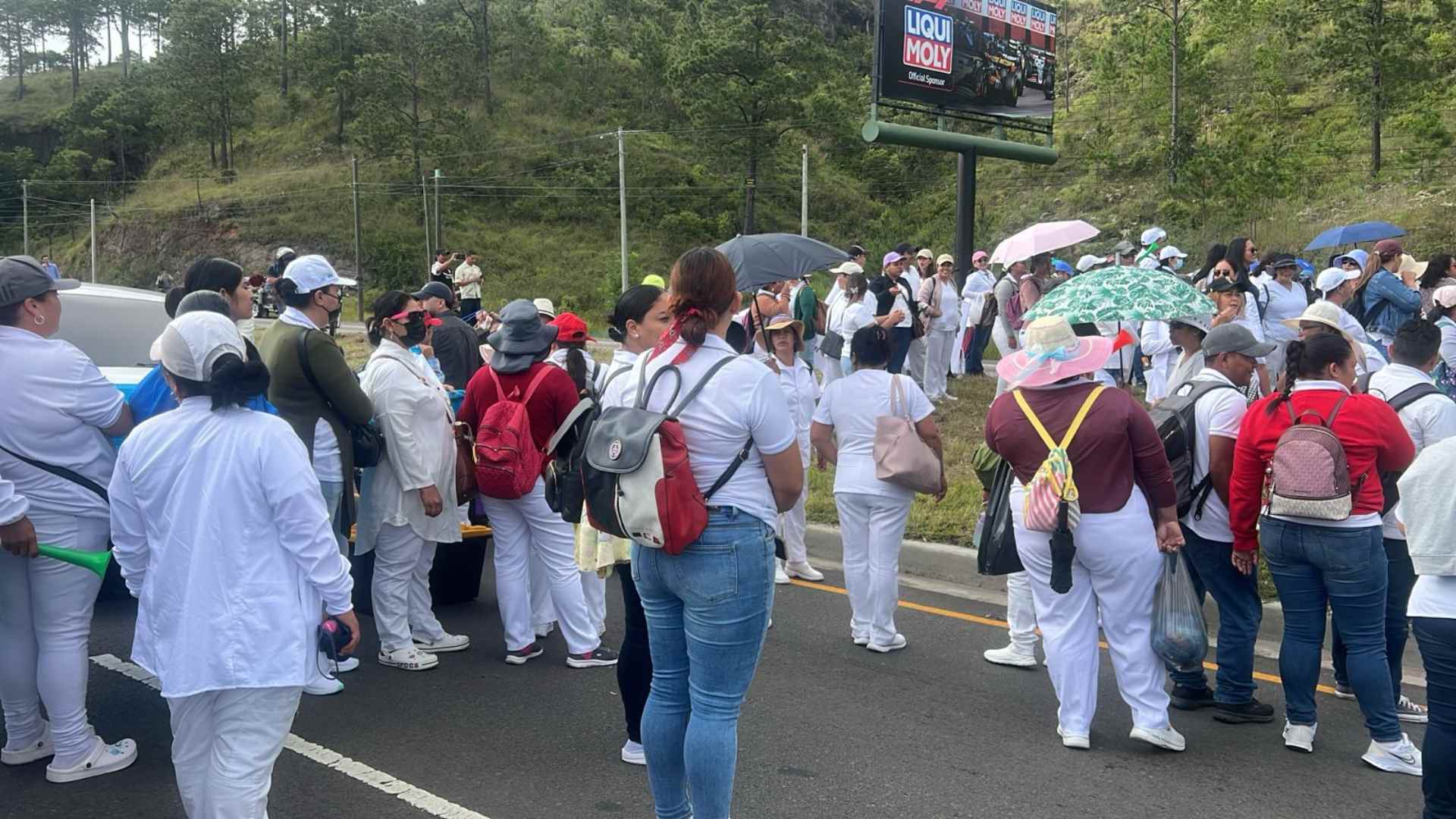 Enfermeras auxiliares bloquean la CA-5 y mantienen protesta por derechos laborales