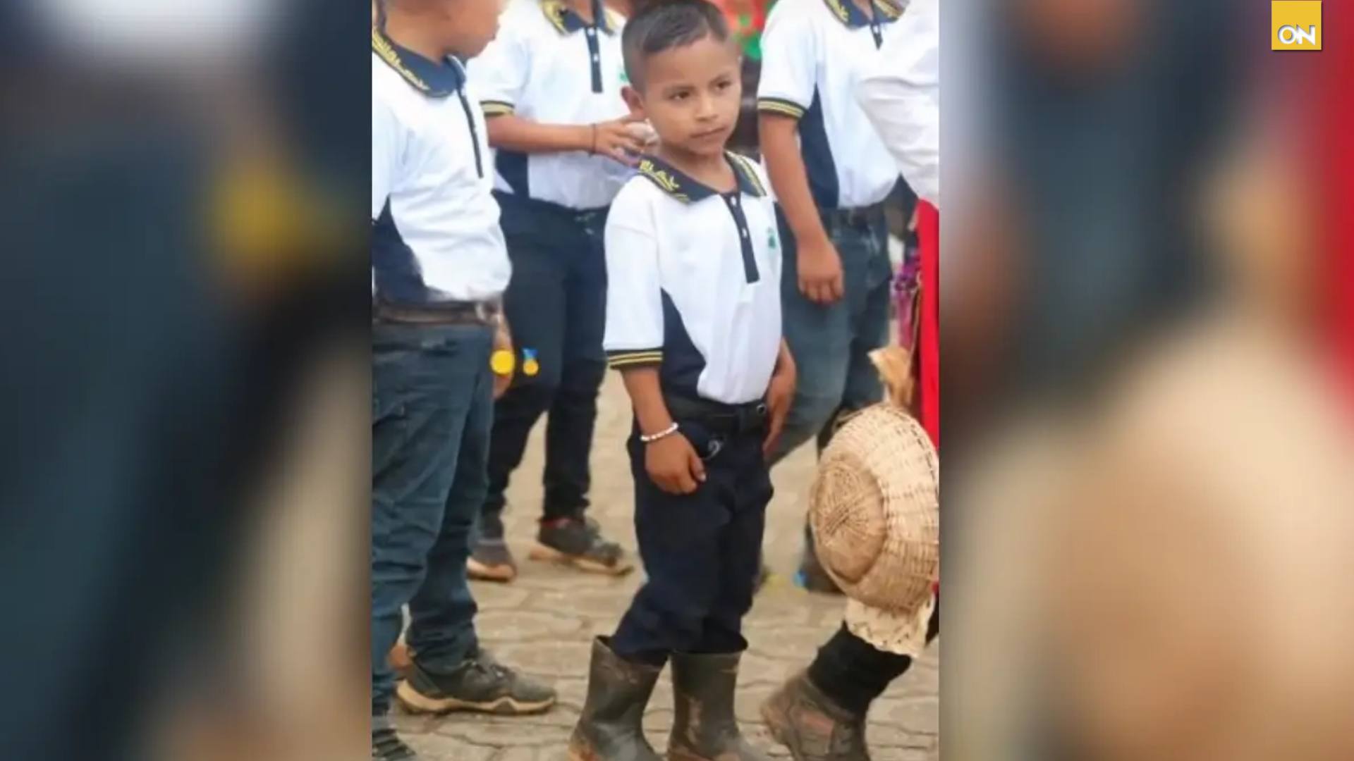 "Mi felicidad la llevo por dentro, en el corazón"; niño deslumbra en TikTok al desfilar con botas de hule y mostrar su humildad