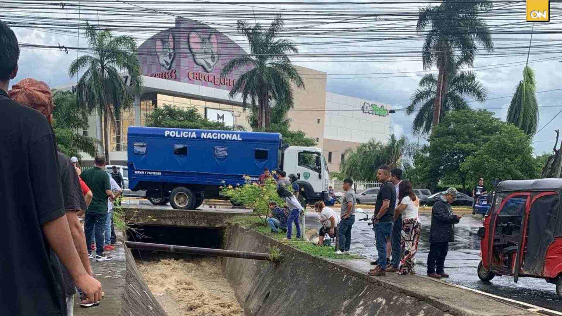 Policía menor arrastrados quebrada
