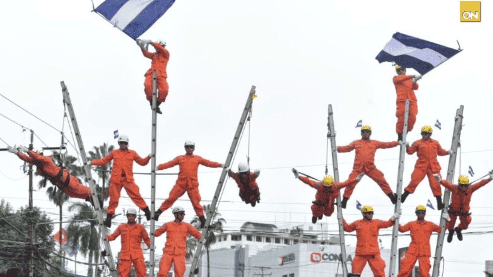 Bomberos de El Salvador deslumbran con show acrobático