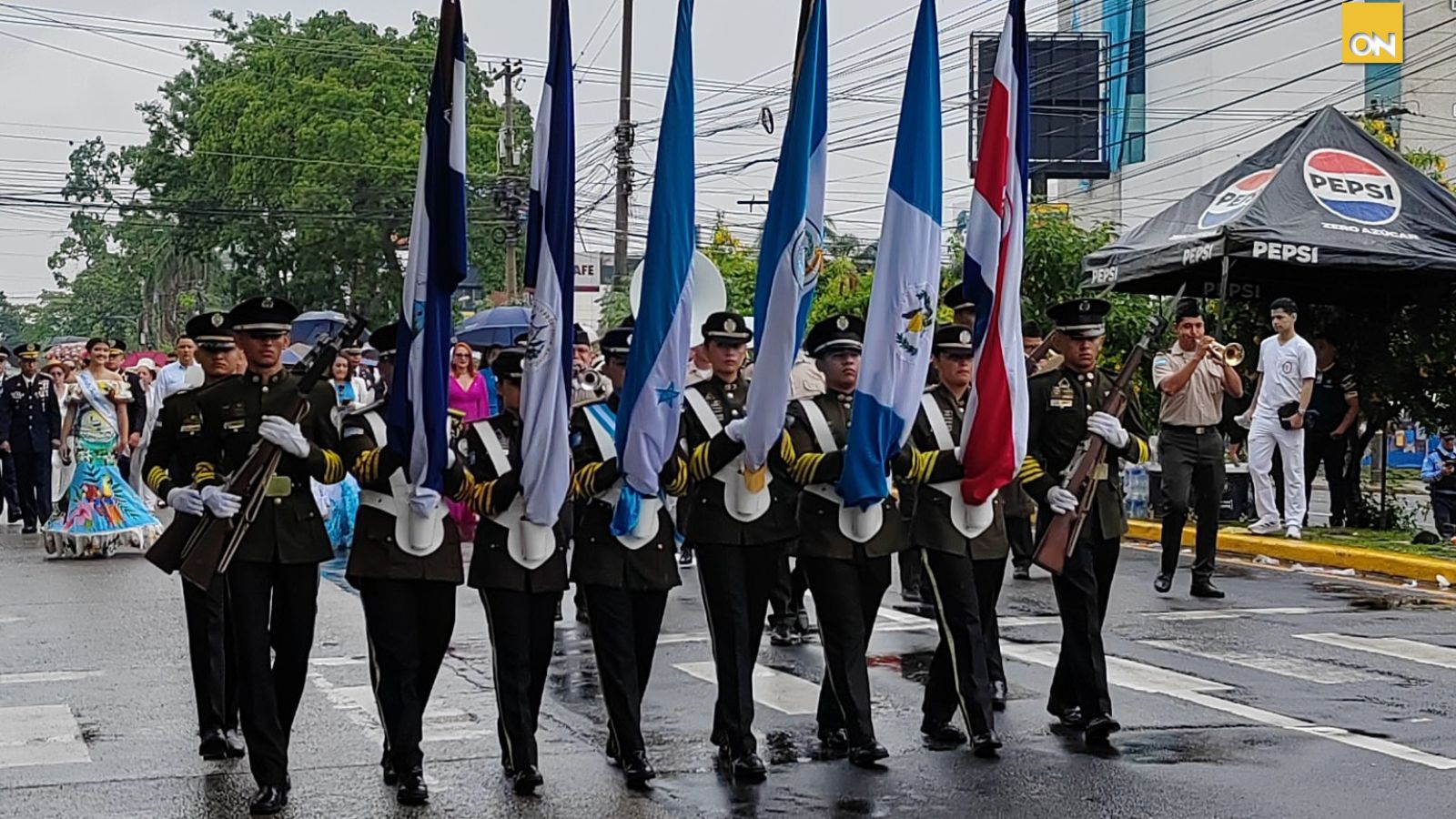 Colegios celebran desfiles patrios bajo la lluvia en varias ciudades de Honduras
