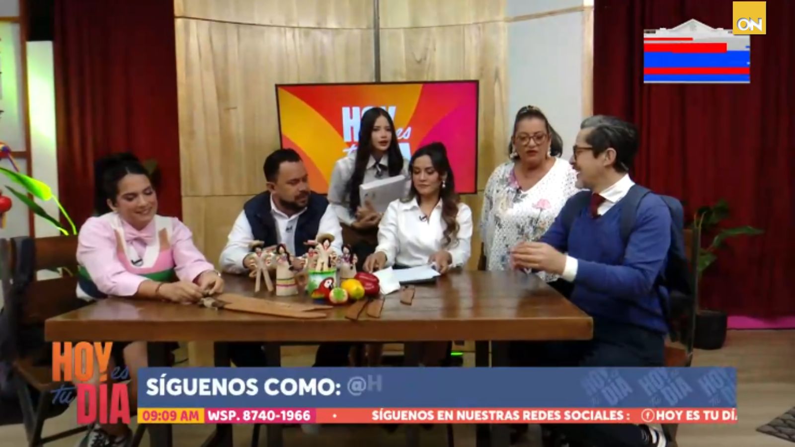 Presentadores se disfrazan de alumnos y recuerdan a los tipos de maestros en el Día del Maestro