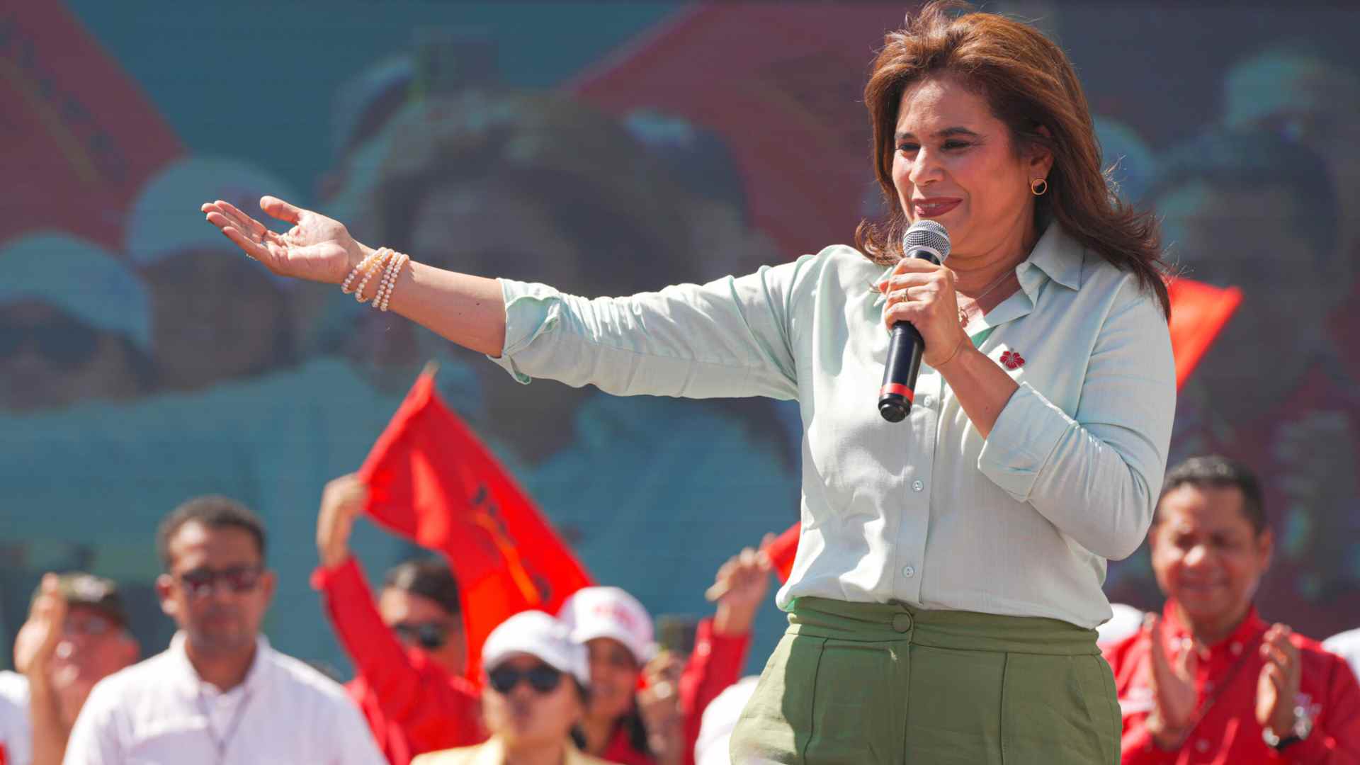 Rixi Moncada promete democratizar la economía y eliminar la central de riesgo en Honduras