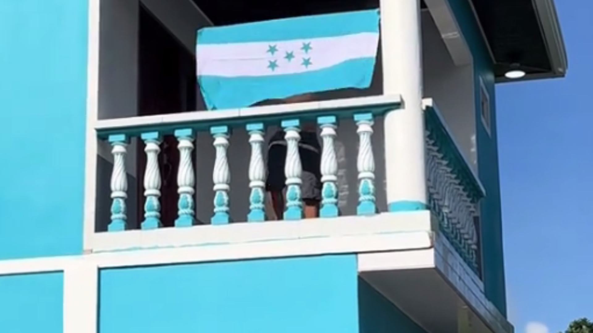 Tiktoker hondureño pinta su casa con los colores de la bandera