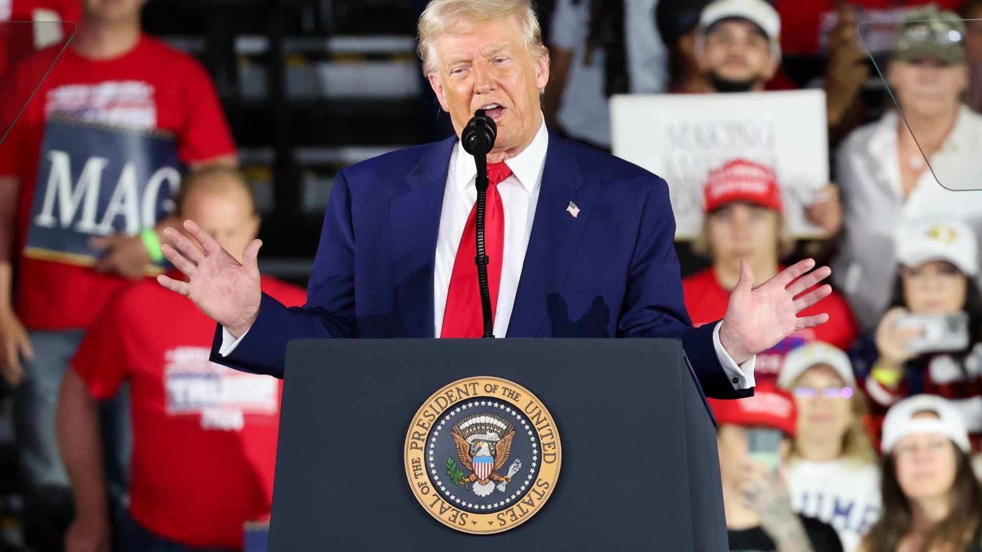 Trump reaparece en Truth Social con más de 40 mensajes tras rumores sobre su salud