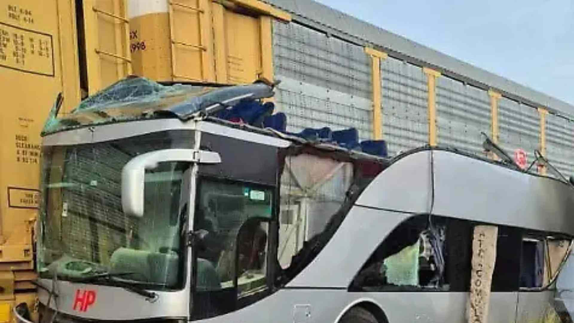 México: Choque entre tren y autobús deja ocho muert*s y más de 40 heridos