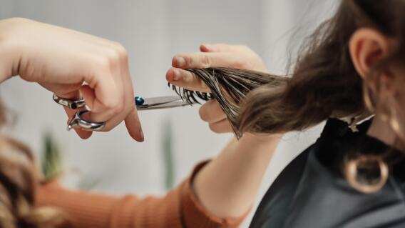 Los mejores días para cortarse el pelo durante las lunas de septiembre