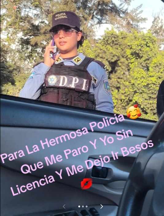 Hondureña se viraliza al publicar fotos de una policía que la dejó ir sin licencia