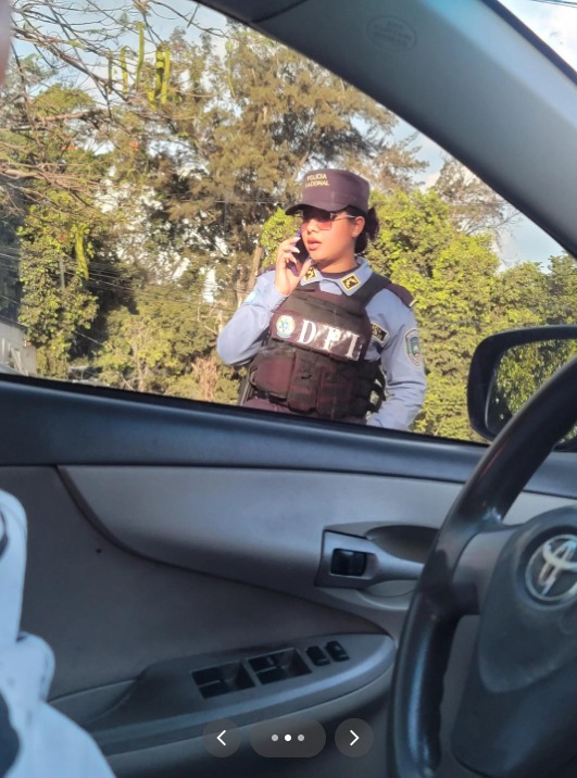 Hondureña se viraliza al publicar fotos de una policía que la dejó ir sin licencia
