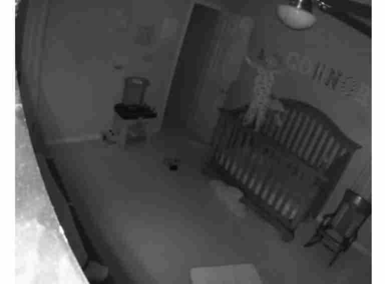 Padres cuentan su experiencia paranormal tras comprar una cuna usada para su bebé, lo que desató extraños síntomas