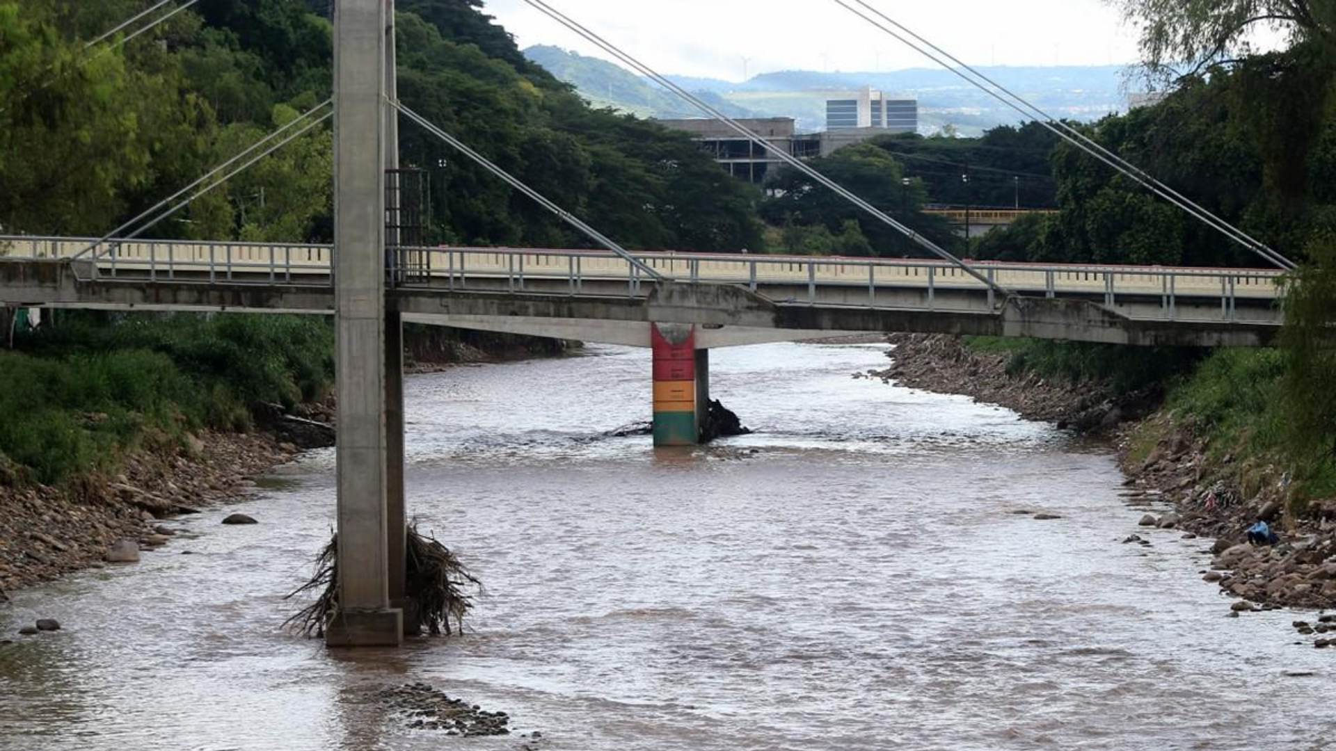 Autoridades monitorean el nivel de los ríos ante las fuertes lluvias que azotan el país