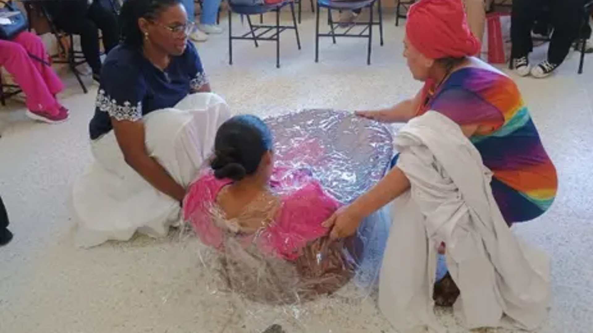 Carmen Hernández hace historia al convertirse en la primera mujer en dar a luz bajo el agua en Honduras