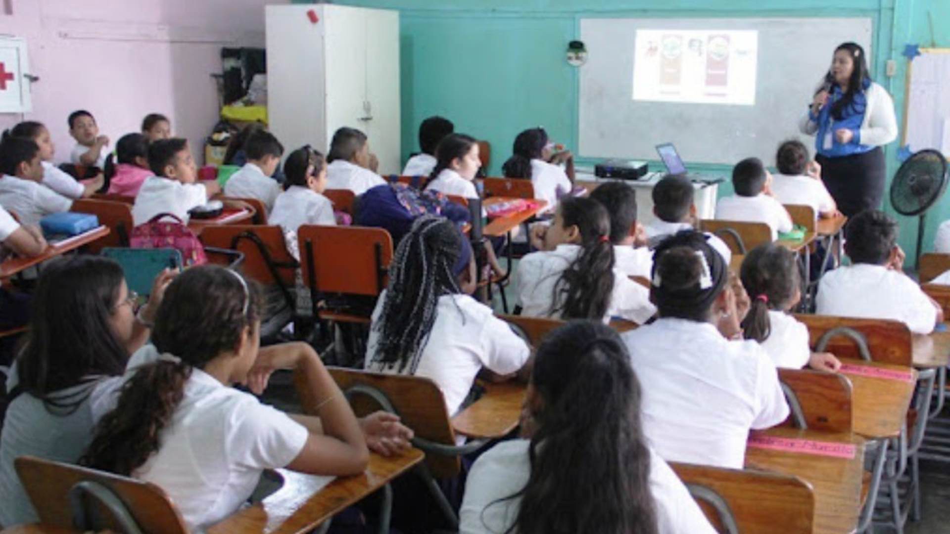 Educación anuncia qué departamentos reanudan clases y dónde continúa la suspensión