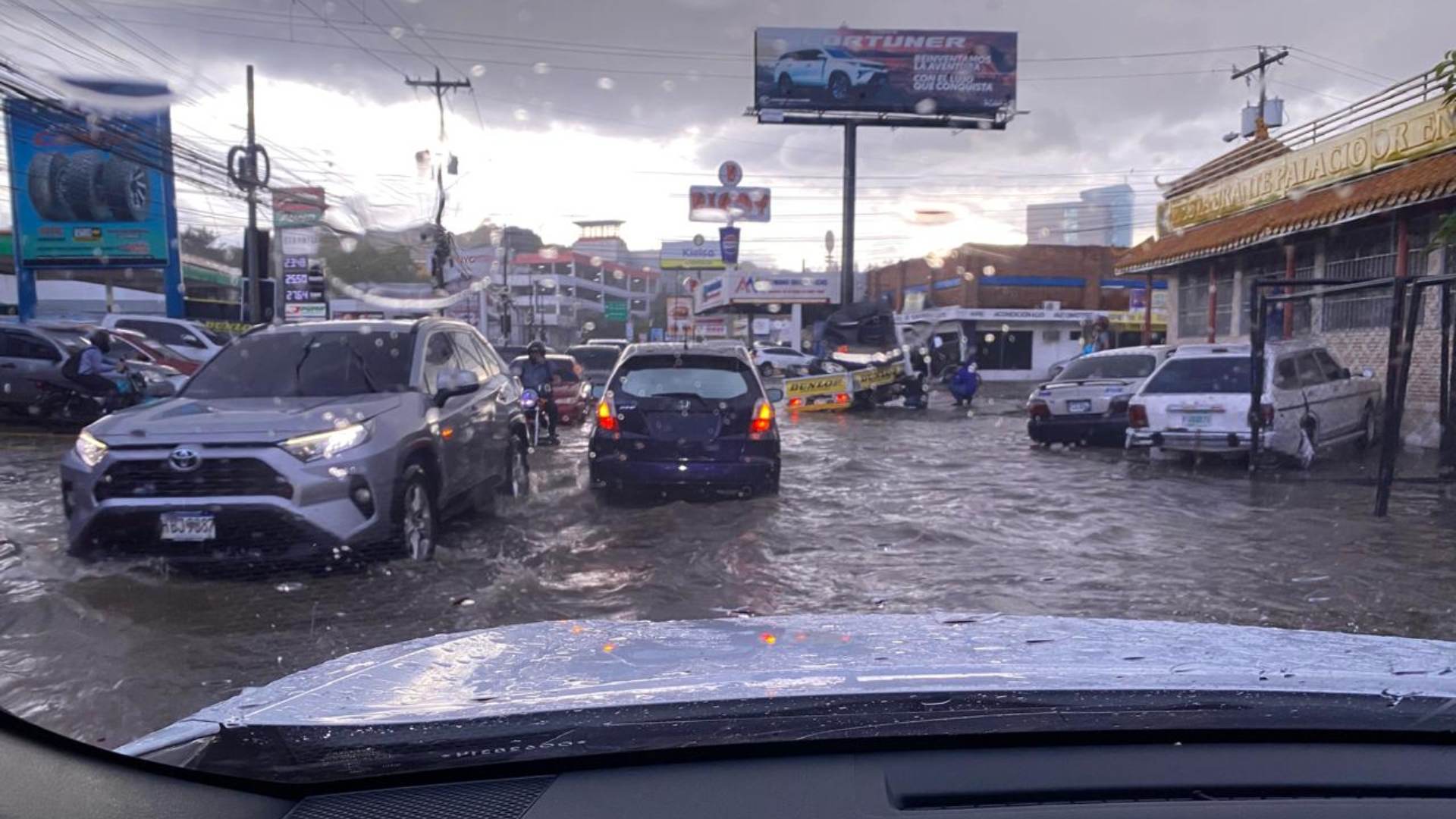 Fuertes lluvias azotan Tegucigalpa y generan inundaciones en varios sectores de la capital