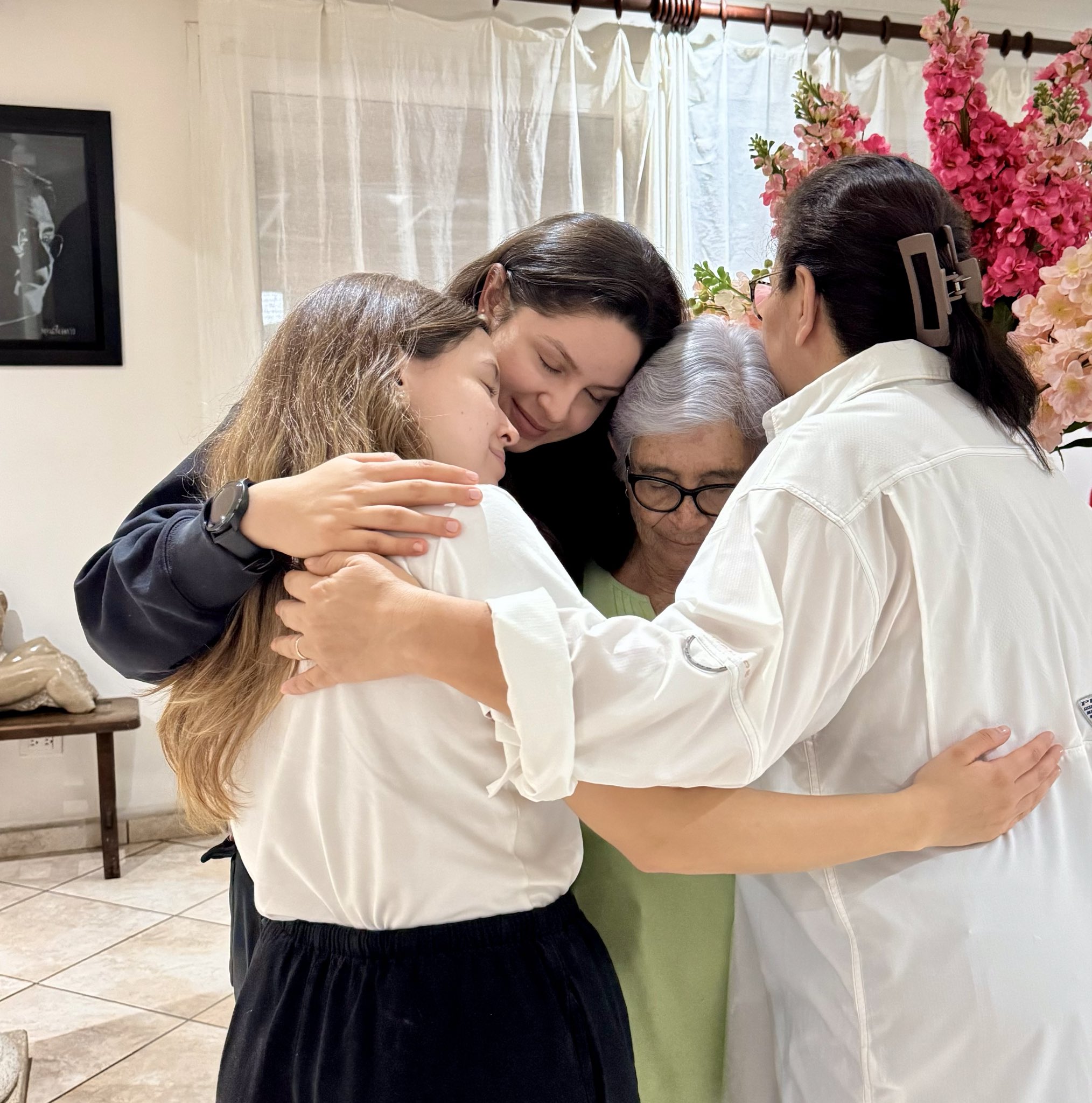 Madre del expresidente Juan Orlando Hernández viaja a Estados Unidos para visitar a sus hijos recluidos por narcotráfico