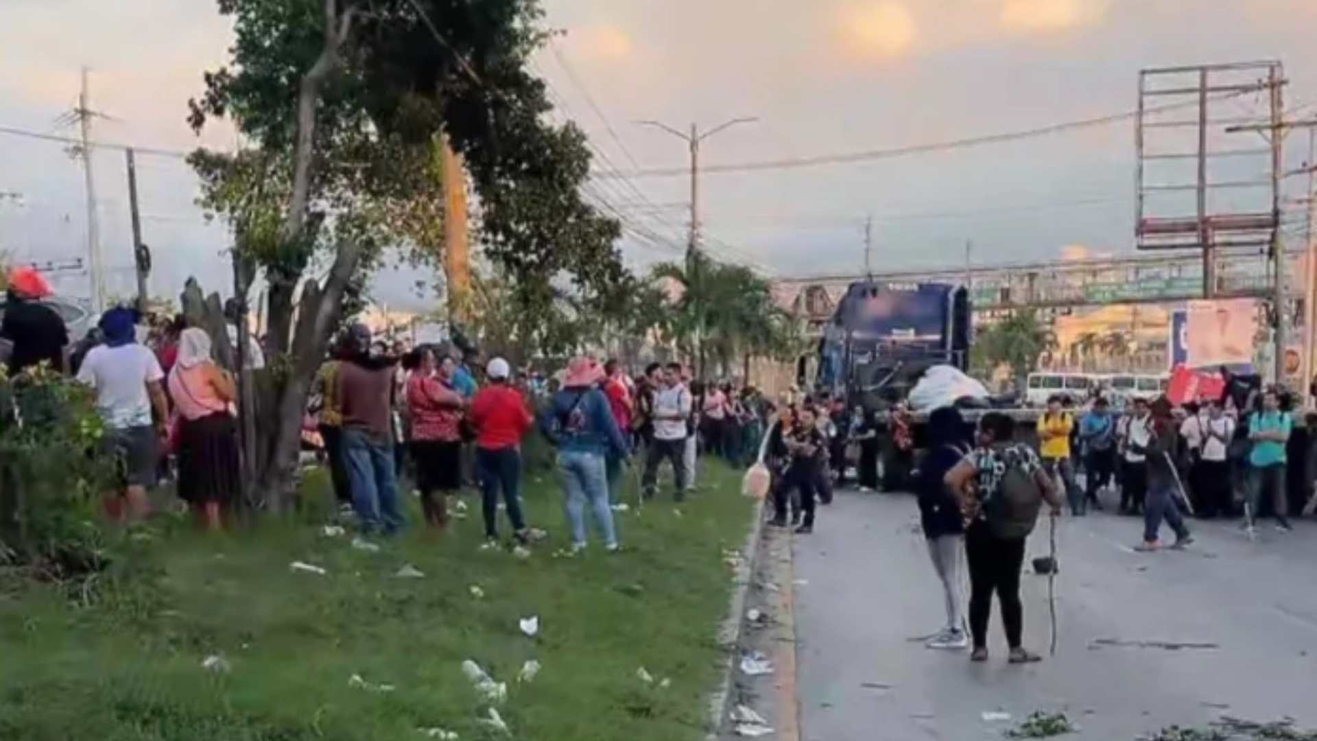 Protesta de socios de Koriun Inversiones paraliza la CA-13 entre San Pedro Sula y Choloma