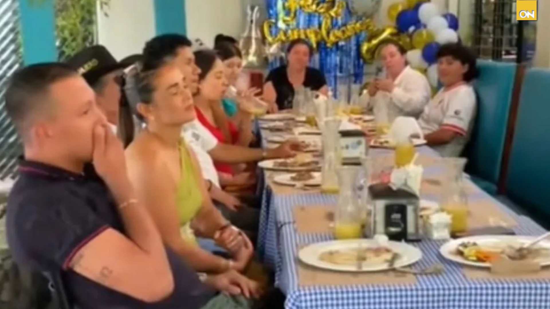 Mujer sorprende a su esposo mientras almorzaba con su exesposa y le envía flores al estilo “El Patrón”