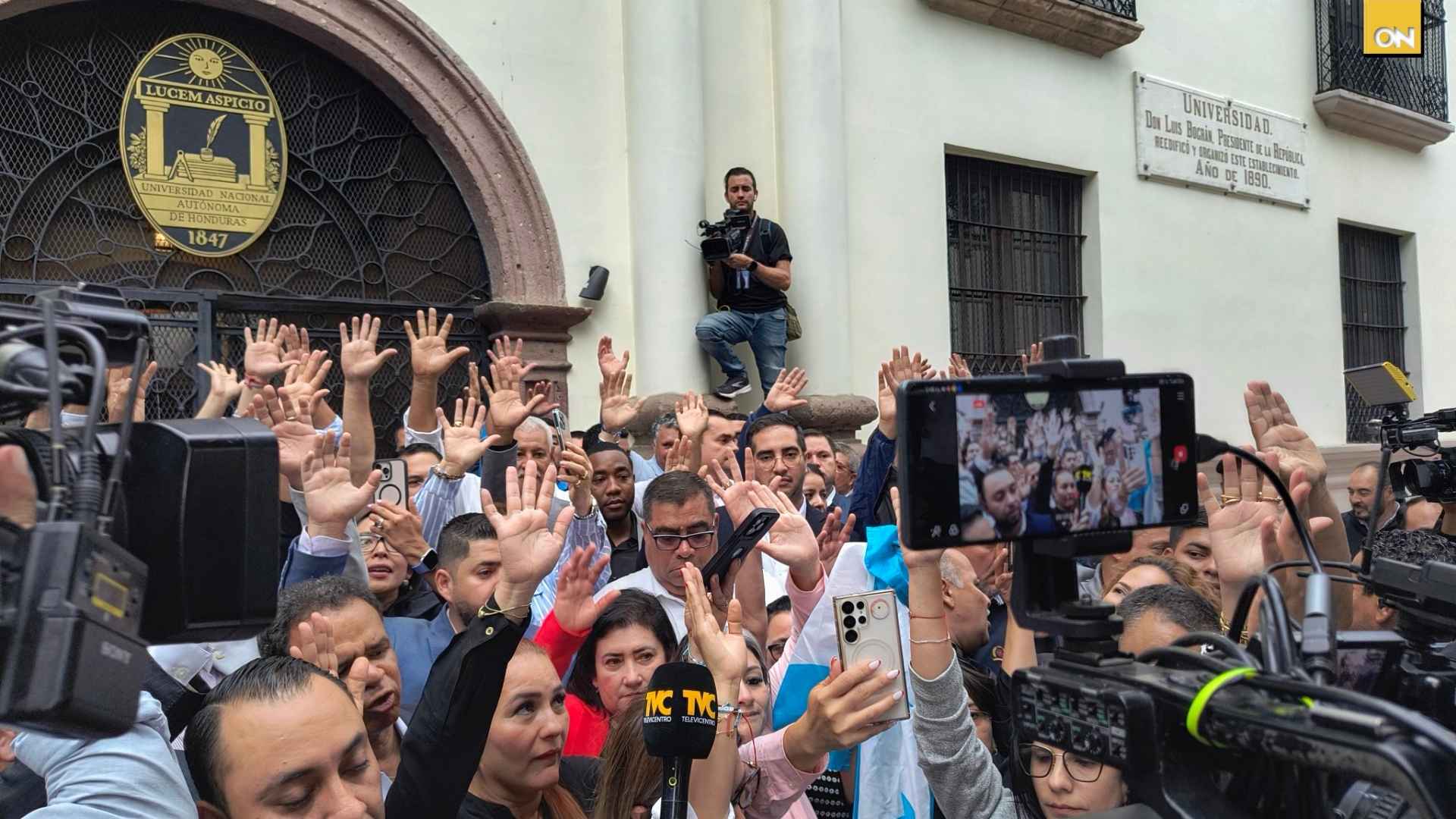 Oposición realiza sesión extraordinaria sin acceso al hemiciclo